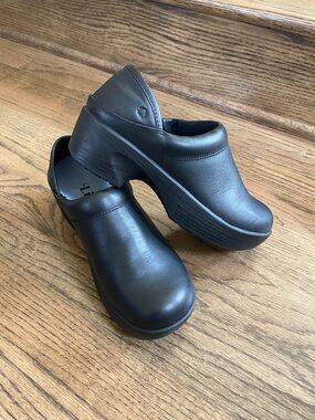 NWOT Lila Whitney Black Leather Clogs Slip Resistant size 7